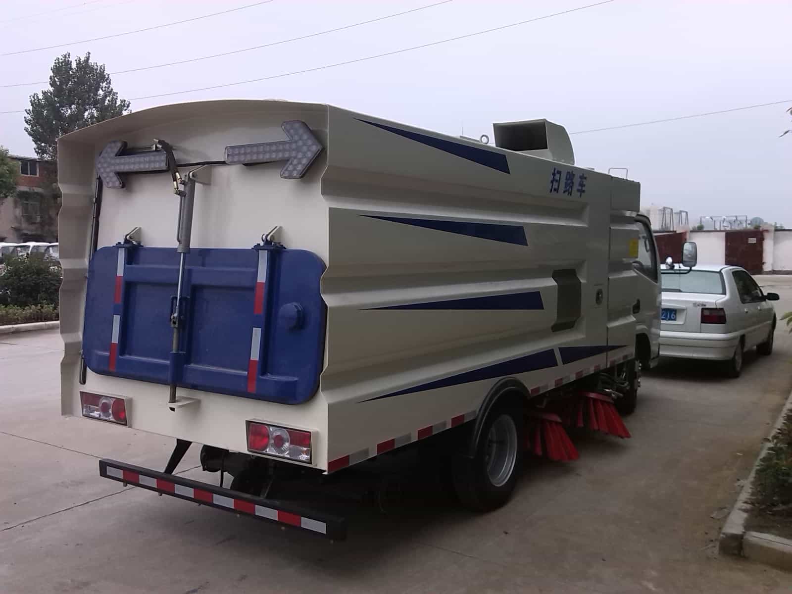 国五东风天锦扫路车