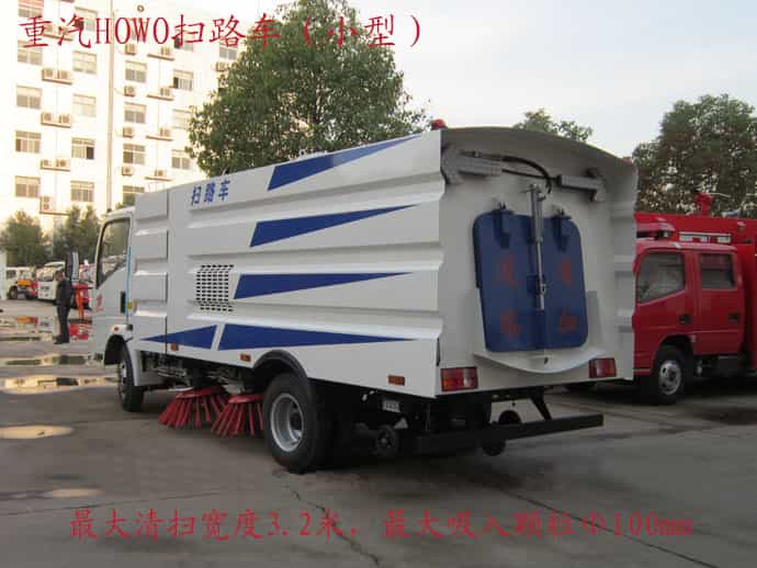 重汽豪沃扫路车