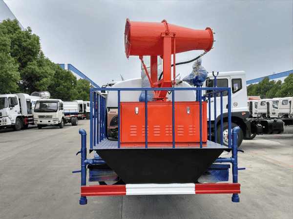 东风大多利卡雾炮车5-7立方(圆罐)